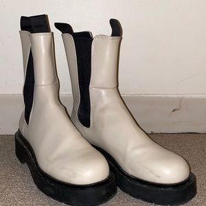 I am selling some ankle boots that unfortunately didn’t fit, new